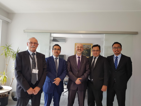 Claudio Clori (centre), directeur de l'Administration de la navigation aérienne, et Claude Baum (à gauche) rencontrent une délégation de l'ambassade indonésienne de Bruxelles