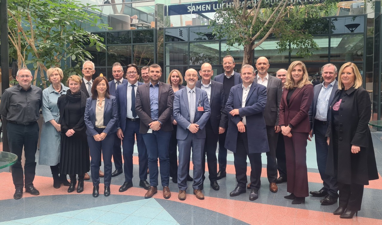 (de g. à dr) Christophe Hindermann (Rep French MIL), Nadine Meesen (Vice Chair AFG), Nancy Lesire (Rep. Belgian MIL), Hermann Rathje (Strategic advisor ANA), Bertina Ho-Mock-Qai (Strategic advisor DSNA), Thierry Hirtz (Strategic advisor ANA), John Santurbano (Director MUAC), Daniel Liu (Strategic advisor MUAC), Florian Guillermet (CEO DSNA), Sabine Hornig (Strategic advisor DFS), Claudio Clori  (Directeur ANA and Chairman ASB), Arndt Schoenemann (CEO DFS), Michiel van Dorst (CEO LVNL),  Johan Decuyper (CEO skeyes), Geoffroy Ville (Deputy CEO DSNA),  Francois-Xavier Prach (Chairman AFG), Maartje Van der Helm (Strategic advisor LVNL), Alex Bristol (CEO Skyguide), Peggy Devestel (Strategic advisor and COO skeyes).