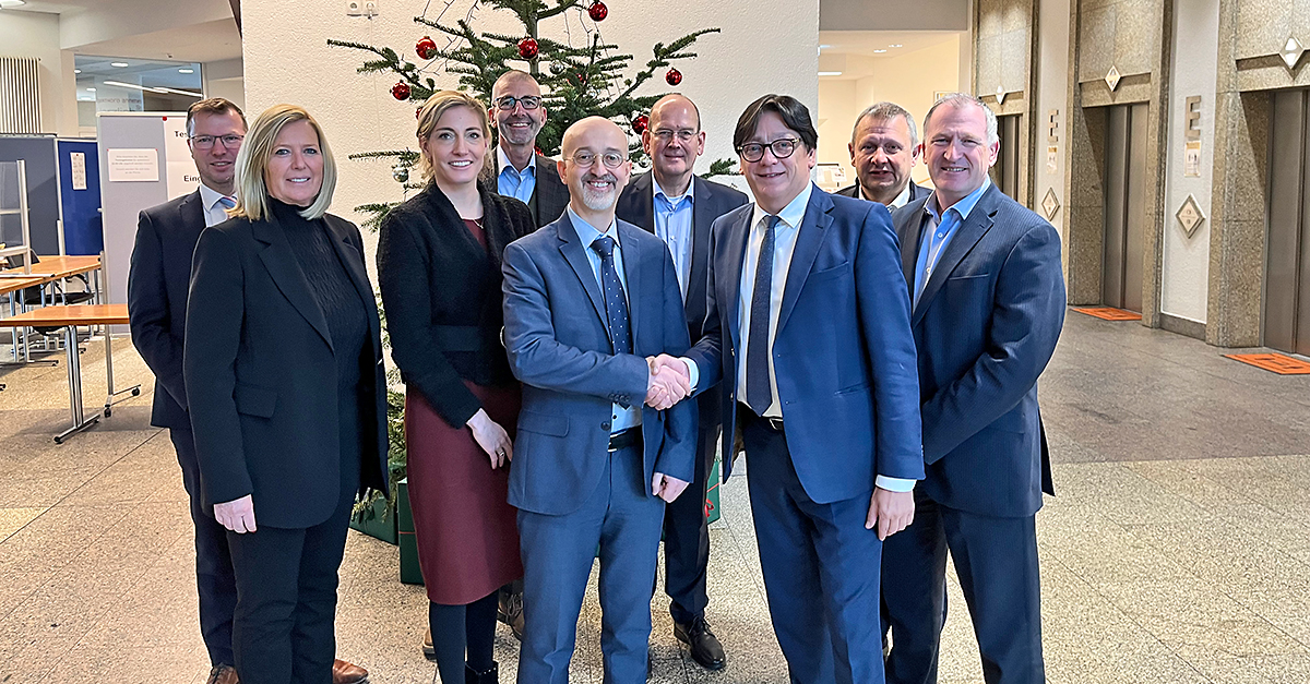 (de g. à dr) Daniel Liu, MUAC ; Peggy Devestel, Skeyes ; Maartje Van der Helm, LVNL ; Chris Stadler, MUAC ; Claudio Clori, Directeur de l'ANA ; Arndt Schoenemann, CEO DFS ; John Santurbano, CEO MUAC ; Johan Decuyper, CEO Skeyes ; Alex Bristol, CEO Skyguide